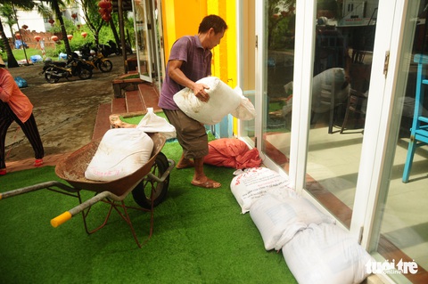 Dân ven biển Quảng Nam xúc cát, cột dây thừng chằng chống nhà cửa, hàng quán tránh bão - Ảnh 11. Dân ven biển Quảng Nam xúc cát, cột dây thừng chằng chống nhà cửa, hàng quán tránh bão - Ảnh 11.