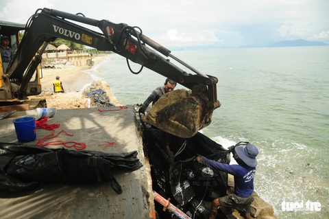 Dân ven biển Quảng Nam xúc cát, cột dây thừng chằng chống nhà cửa, hàng quán tránh bão - Ảnh 13. Dân ven biển Quảng Nam xúc cát, cột dây thừng chằng chống nhà cửa, hàng quán tránh bão - Ảnh 13.