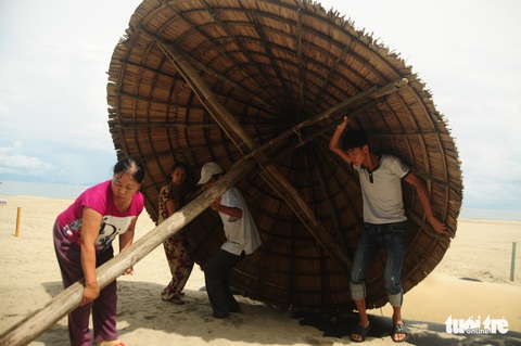 Dân ven biển Quảng Nam xúc cát, cột dây thừng chằng chống nhà cửa, hàng quán tránh bão - Ảnh 14. Dân ven biển Quảng Nam xúc cát, cột dây thừng chằng chống nhà cửa, hàng quán tránh bão - Ảnh 14.