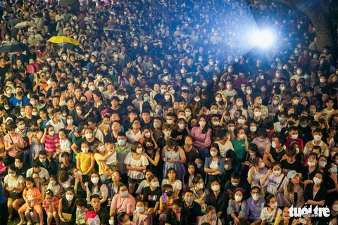 Hàng ngàn khán giả đổ về Hoàn Kiếm, Tuấn Hưng khóc ở live show Góc ban công - Ảnh 2. Hàng ngàn khán giả đổ về Hoàn Kiếm, Tuấn Hưng khóc ở live show Góc ban công - Ảnh 2.