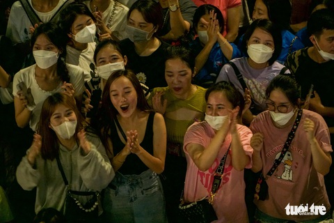 Hàng ngàn khán giả đổ về Hoàn Kiếm, Tuấn Hưng khóc ở live show Góc ban công - Ảnh 7. Hàng ngàn khán giả đổ về Hoàn Kiếm, Tuấn Hưng khóc ở live show Góc ban công - Ảnh 7.