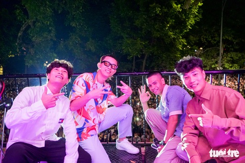Hàng ngàn khán giả đổ về Hoàn Kiếm, Tuấn Hưng khóc ở live show Góc ban công - Ảnh 3. Hàng ngàn khán giả đổ về Hoàn Kiếm, Tuấn Hưng khóc ở live show Góc ban công - Ảnh 3.