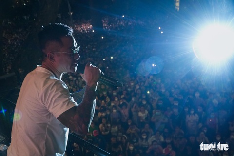 Hàng ngàn khán giả đổ về Hoàn Kiếm, Tuấn Hưng khóc ở live show Góc ban công - Ảnh 4. Hàng ngàn khán giả đổ về Hoàn Kiếm, Tuấn Hưng khóc ở live show Góc ban công - Ảnh 4.