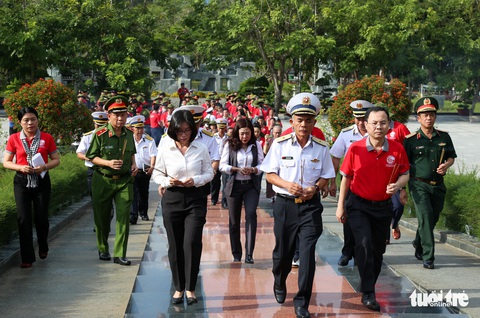 Đại biểu TP.HCM tưởng niệm anh hùng liệt sĩ tại Côn Đảo - Ảnh 1. Đại biểu TP.HCM tưởng niệm anh hùng liệt sĩ tại Côn Đảo - Ảnh 1.