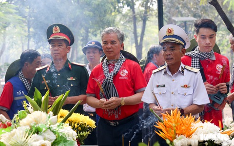 Đại biểu TP.HCM tưởng niệm anh hùng liệt sĩ tại Côn Đảo - Ảnh 2. Đại biểu TP.HCM tưởng niệm anh hùng liệt sĩ tại Côn Đảo - Ảnh 2.