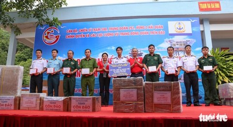 Đại biểu TP.HCM tưởng niệm anh hùng liệt sĩ tại Côn Đảo - Ảnh 4. Đại biểu TP.HCM tưởng niệm anh hùng liệt sĩ tại Côn Đảo - Ảnh 4.