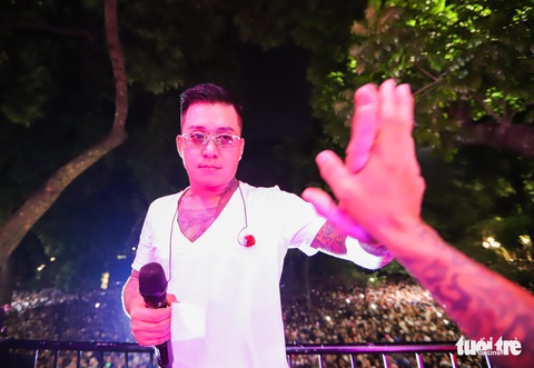 Hàng ngàn khán giả đổ về Hoàn Kiếm, Tuấn Hưng khóc ở live show Góc ban công - Ảnh 6. Hàng ngàn khán giả đổ về Hoàn Kiếm, Tuấn Hưng khóc ở live show Góc ban công - Ảnh 6.
