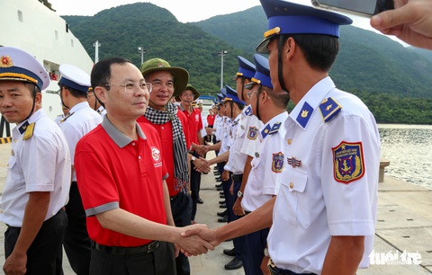 Đại biểu TP.HCM tưởng niệm anh hùng liệt sĩ tại Côn Đảo - Ảnh 3. Đại biểu TP.HCM tưởng niệm anh hùng liệt sĩ tại Côn Đảo - Ảnh 3.