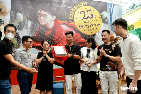 Đường sách TP.HCM nóng trong ngày hội 25 năm Harry Potter - Ảnh 3. Đường sách TP.HCM nóng trong ngày hội 25 năm Harry Potter - Ảnh 3.