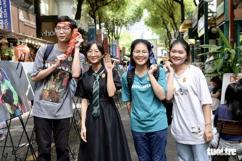 Đường sách TP.HCM nóng trong ngày hội 25 năm Harry Potter - Ảnh 1. Đường sách TP.HCM nóng trong ngày hội 25 năm Harry Potter - Ảnh 1.