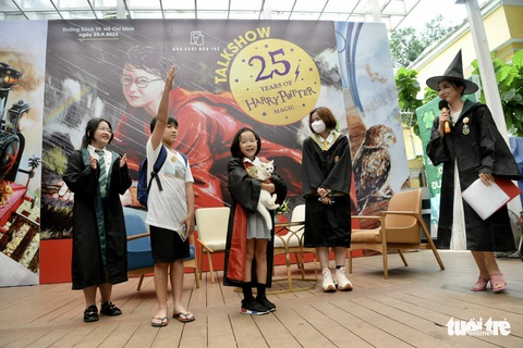 Đường sách TP.HCM nóng trong ngày hội 25 năm Harry Potter - Ảnh 5. Đường sách TP.HCM nóng trong ngày hội 25 năm Harry Potter - Ảnh 5.