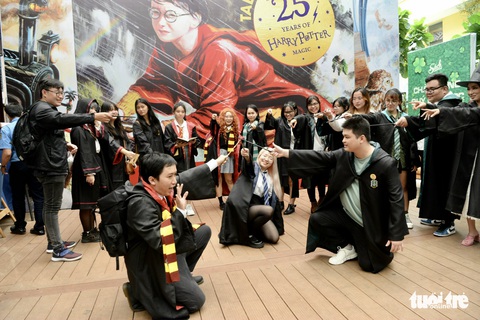 Đường sách TP.HCM nóng trong ngày hội 25 năm Harry Potter - Ảnh 6. Đường sách TP.HCM nóng trong ngày hội 25 năm Harry Potter - Ảnh 6.