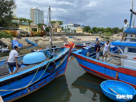 Bộ trưởng Lê Minh Hoan thị sát chống bão, nhiều tỉnh huy động lực lượng giúp dân ứng phó - Ảnh 2. Bộ trưởng Lê Minh Hoan thị sát chống bão, nhiều tỉnh huy động lực lượng giúp dân ứng phó - Ảnh 2.