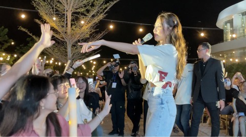 Thùy Tiên đòi ‘lấy vợ’ khi bị fan giục cưới Quang Linh - Ảnh 2. Thùy Tiên đòi ‘lấy vợ’ khi bị fan giục cưới Quang Linh - Ảnh 2.