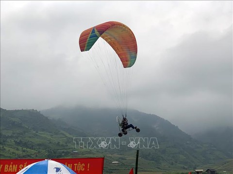 100 phi công trong nước và quốc tế tham gia Festival dù lượn Khau Phạ - Ảnh 1. 100 phi công trong nước và quốc tế tham gia Festival dù lượn Khau Phạ - Ảnh 1.