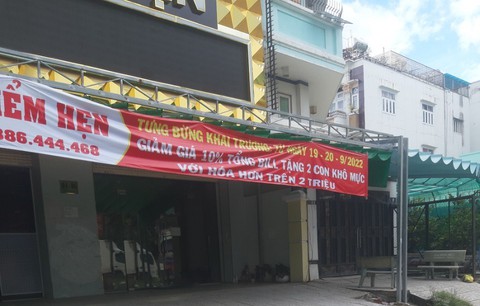 Quán karaoke bị đình chỉ vẫn giăng quảng cáo khai trương rầm rộ - Ảnh 2. Quán karaoke bị đình chỉ vẫn giăng quảng cáo khai trương rầm rộ - Ảnh 2.