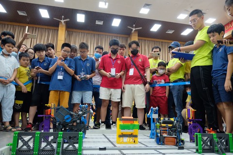 Nhóm nam sinh cấp II giành giải vô địch National Robotics Tournament 2022 - Ảnh 1. Nhóm nam sinh cấp II giành giải vô địch National Robotics Tournament 2022 - Ảnh 1.