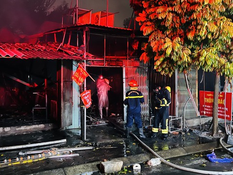 Hà Nội: Cháy lớn, 4 căn nhà tạm ở quận Hoàng Mai bị thiêu rụi - Ảnh 1. Hà Nội: Cháy lớn, 4 căn nhà tạm ở quận Hoàng Mai bị thiêu rụi - Ảnh 1.