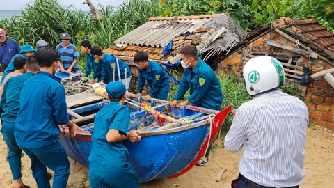 Bộ đội, công an Bình Định khẩn trương giúp dân chống bão Noru - Ảnh 3. Bộ đội, công an Bình Định khẩn trương giúp dân chống bão Noru - Ảnh 3.
