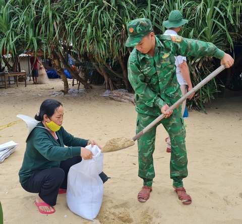 Bộ đội, công an Bình Định khẩn trương giúp dân chống bão Noru - Ảnh 2. Bộ đội, công an Bình Định khẩn trương giúp dân chống bão Noru - Ảnh 2.