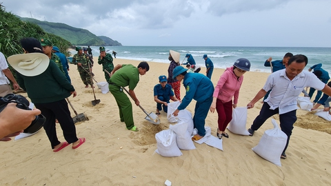 Bộ đội, công an Bình Định khẩn trương giúp dân chống bão Noru - Ảnh 1. Bộ đội, công an Bình Định khẩn trương giúp dân chống bão Noru - Ảnh 1.
