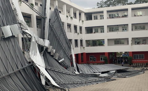 Mái che sân trường tại TP.HCM bất ngờ đổ sập, trường nói do ảnh hưởng bão Noru - Ảnh 1. Mái che sân trường tại TP.HCM bất ngờ đổ sập, trường nói do ảnh hưởng bão Noru - Ảnh 1.