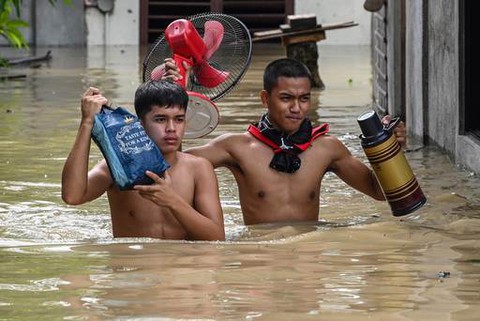 Philippines tan hoang sau khi siêu bão Noru tàn phá - Ảnh 2. Philippines tan hoang sau khi siêu bão Noru tàn phá - Ảnh 2.