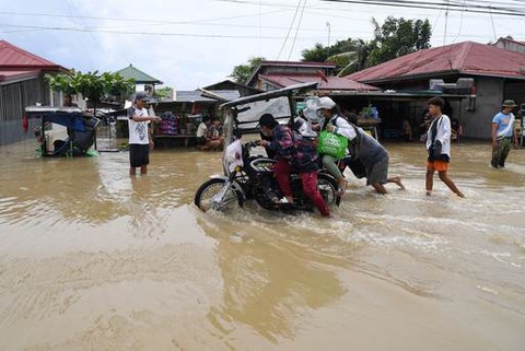 Philippines tan hoang sau khi siêu bão Noru tàn phá - Ảnh 7. Philippines tan hoang sau khi siêu bão Noru tàn phá - Ảnh 7.