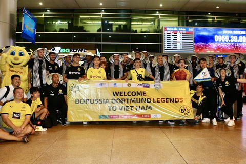 Nhà vô địch World Cup cùng dàn huyền thoại Dortmund gây náo động sân bay Tân Sơn Nhất - Ảnh 1. Nhà vô địch World Cup cùng dàn huyền thoại Dortmund gây náo động sân bay Tân Sơn Nhất - Ảnh 1.
