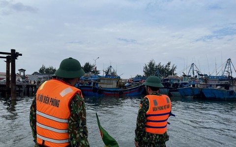 Trên đường đi tránh bão, ngư dân Quảng Bình rơi xuống biển mất tích - Ảnh 1. Trên đường đi tránh bão, ngư dân Quảng Bình rơi xuống biển mất tích - Ảnh 1.