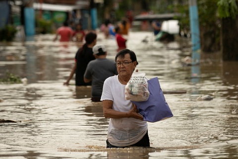 Siêu bão Noru: Ít nhất 5 người Philippines thiệt mạng - Ảnh 4. Siêu bão Noru: Ít nhất 5 người Philippines thiệt mạng - Ảnh 4.