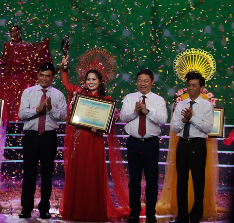 Dương Thị Diễm, cựu sinh viên khoa ngôn ngữ, đoạt Chuông vàng vọng cổ 2022 - Ảnh 1. Dương Thị Diễm, cựu sinh viên khoa ngôn ngữ, đoạt Chuông vàng vọng cổ 2022 - Ảnh 1.