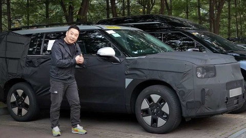 Hyundai Santa Fe thế hệ mới lần đầu lộ diện công khai: Vuông vắn hơn, thay mới nhiều chi tiết - Ảnh 1. Hyundai Santa Fe thế hệ mới lần đầu lộ diện công khai: Vuông vắn hơn, thay mới nhiều chi tiết - Ảnh 1.