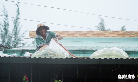 Muôn cách chống bão Noru của dân làng biển - Ảnh 4. Muôn cách chống bão Noru của dân làng biển - Ảnh 4.