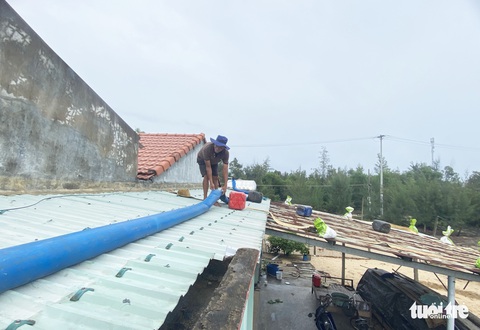 Muôn cách chống bão Noru của dân làng biển - Ảnh 1. Muôn cách chống bão Noru của dân làng biển - Ảnh 1.