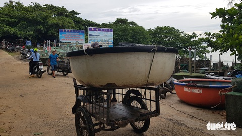 Dân Phú Yên hối hả vớt cả triệu con tôm hùm giống chạy bão số 4 - Ảnh 11. Dân Phú Yên hối hả vớt cả triệu con tôm hùm giống chạy bão số 4 - Ảnh 11.
