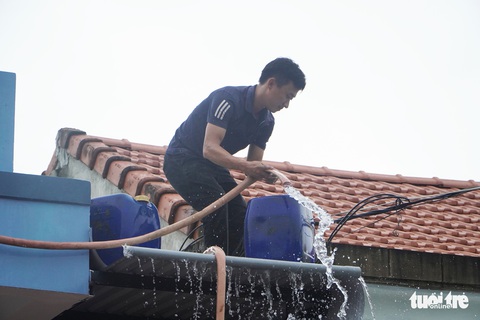 Muôn cách chống bão Noru của dân làng biển - Ảnh 6. Muôn cách chống bão Noru của dân làng biển - Ảnh 6.