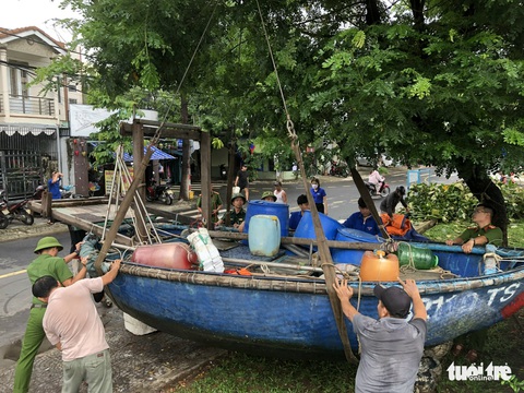 Đà Nẵng: Công an xuyên đêm giúp dân chống bão số 4 - Ảnh 2. Đà Nẵng: Công an xuyên đêm giúp dân chống bão số 4 - Ảnh 2.