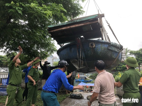 Đà Nẵng: Công an xuyên đêm giúp dân chống bão số 4 - Ảnh 1. Đà Nẵng: Công an xuyên đêm giúp dân chống bão số 4 - Ảnh 1.