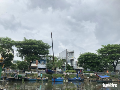 Đà Nẵng: Công an xuyên đêm giúp dân chống bão số 4 - Ảnh 3. Đà Nẵng: Công an xuyên đêm giúp dân chống bão số 4 - Ảnh 3.