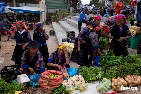 Từng đoàn xe nối nhau đi ngắm mùa vàng ở Mù Cang Chải - Ảnh 13. Từng đoàn xe nối nhau đi ngắm mùa vàng ở Mù Cang Chải - Ảnh 13.