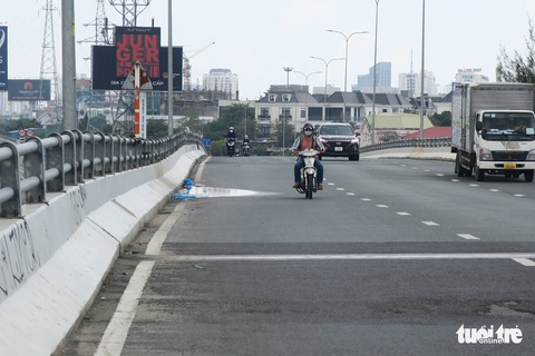 Thi công cống thoát nước làm đứt cáp nhịp chính cầu vượt Nguyễn Hữu Cảnh - Ảnh 1. Thi công cống thoát nước làm đứt cáp nhịp chính cầu vượt Nguyễn Hữu Cảnh - Ảnh 1.