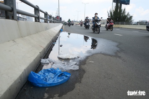 Thi công cống thoát nước làm đứt cáp nhịp chính cầu vượt Nguyễn Hữu Cảnh - Ảnh 2. Thi công cống thoát nước làm đứt cáp nhịp chính cầu vượt Nguyễn Hữu Cảnh - Ảnh 2.
