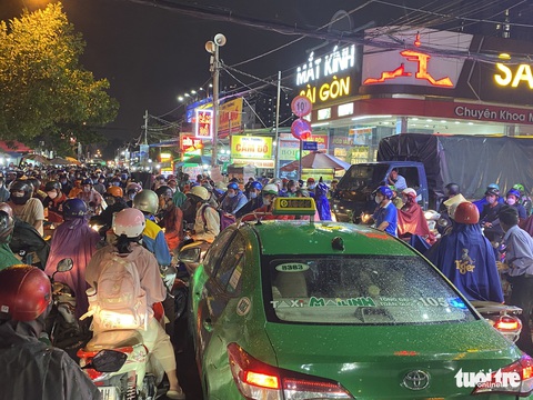 Không đèn giao thông, thiếu người điều tiết, hàng ngàn người chôn chân dưới mưa, kẹt xe hàng cây số - Ảnh 1. Không đèn giao thông, thiếu người điều tiết, hàng ngàn người chôn chân dưới mưa, kẹt xe hàng cây số - Ảnh 1.