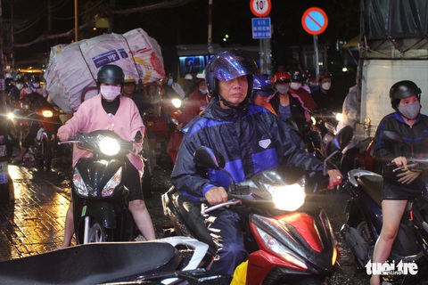 Không đèn giao thông, thiếu người điều tiết, hàng ngàn người chôn chân dưới mưa, kẹt xe hàng cây số - Ảnh 3. Không đèn giao thông, thiếu người điều tiết, hàng ngàn người chôn chân dưới mưa, kẹt xe hàng cây số - Ảnh 3.