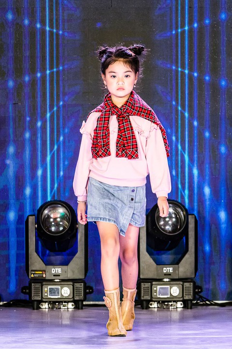 Loạt sao nhí thân quen diễn thời trang trong show của Xuân Lan - Ảnh 3. Loạt sao nhí thân quen diễn thời trang trong show của Xuân Lan - Ảnh 3.