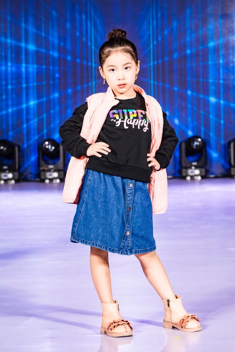 Loạt sao nhí thân quen diễn thời trang trong show của Xuân Lan - Ảnh 4. Loạt sao nhí thân quen diễn thời trang trong show của Xuân Lan - Ảnh 4.