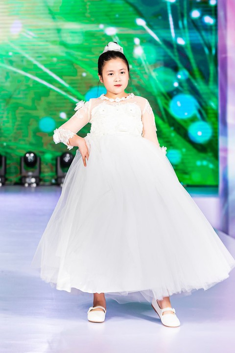 Loạt sao nhí thân quen diễn thời trang trong show của Xuân Lan - Ảnh 10. Loạt sao nhí thân quen diễn thời trang trong show của Xuân Lan - Ảnh 10.