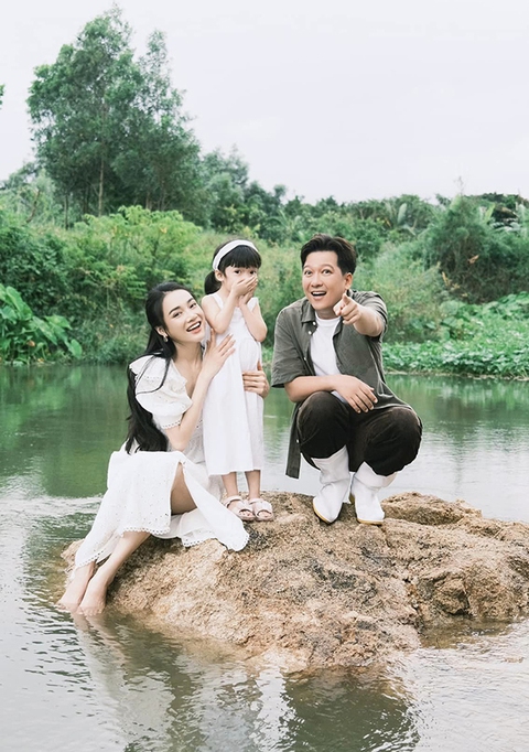 Ảnh vui sao Việt 26-9: Vợ chồng Trường Giang quấn quýt bên con gái - Ảnh 1. Ảnh vui sao Việt 26-9: Vợ chồng Trường Giang quấn quýt bên con gái - Ảnh 1.