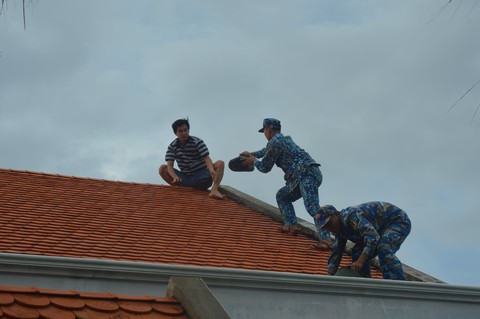 Cán bộ, chiến sĩ Trường Sa khẩn trương ứng phó bão Noru - Ảnh 1. Cán bộ, chiến sĩ Trường Sa khẩn trương ứng phó bão Noru - Ảnh 1.